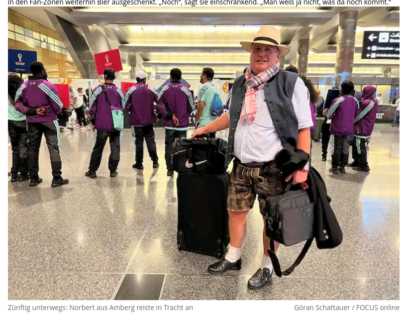 Ein Bild eines deutschen Fußballtouristen mit Lederhose am Flughafen. Bildunterschrift: »Zünftig unterwegs: Norbert aus Amberg reiste in Tracht an«