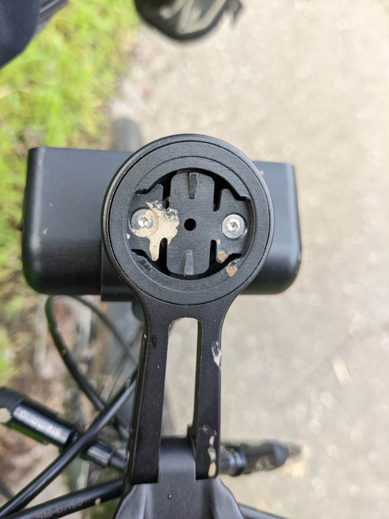 Eine Fahrrad-Vorderlampe mit einem runden Adapter-Sockel mit zwei Inbusschrauben