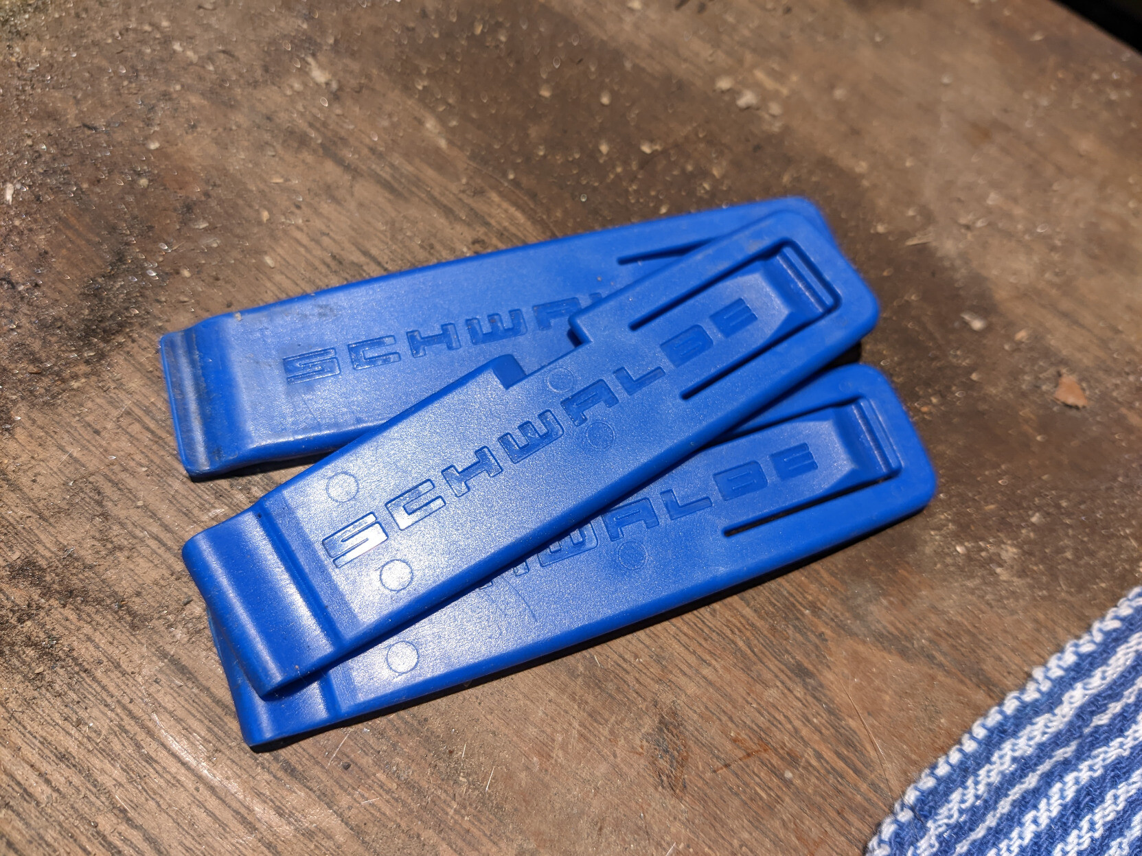 Drei blaue Schwalbe Reifenheber auf einer Holzbank 