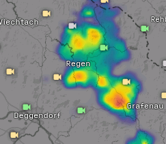 Ein Screenshot der Wetterkarte von windy.com der ein großes Niederschlagsfeld zeigt. In der Mitte ist die Stadt 