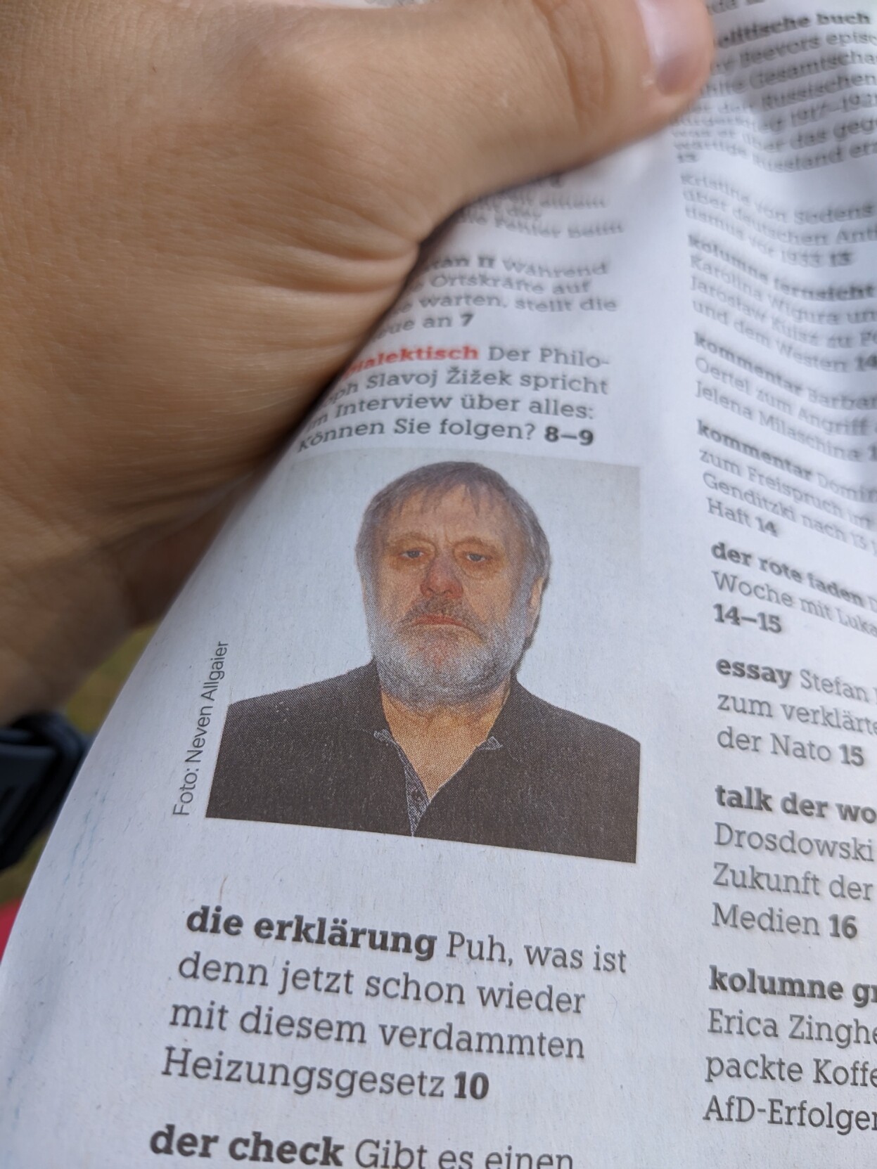 Ein Foto von Žižek in der aktuellen Ausgabe der taz. Er schaut sehr sehr müde aus.