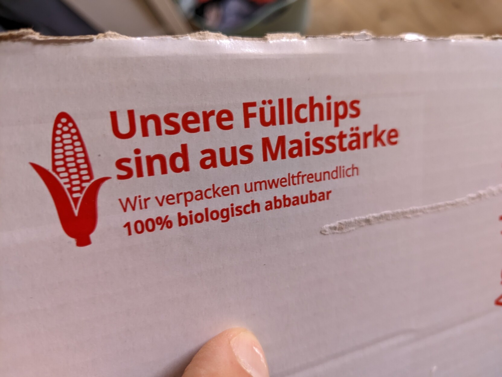 Ein Pappkarton mit dem roten Aufdruck 