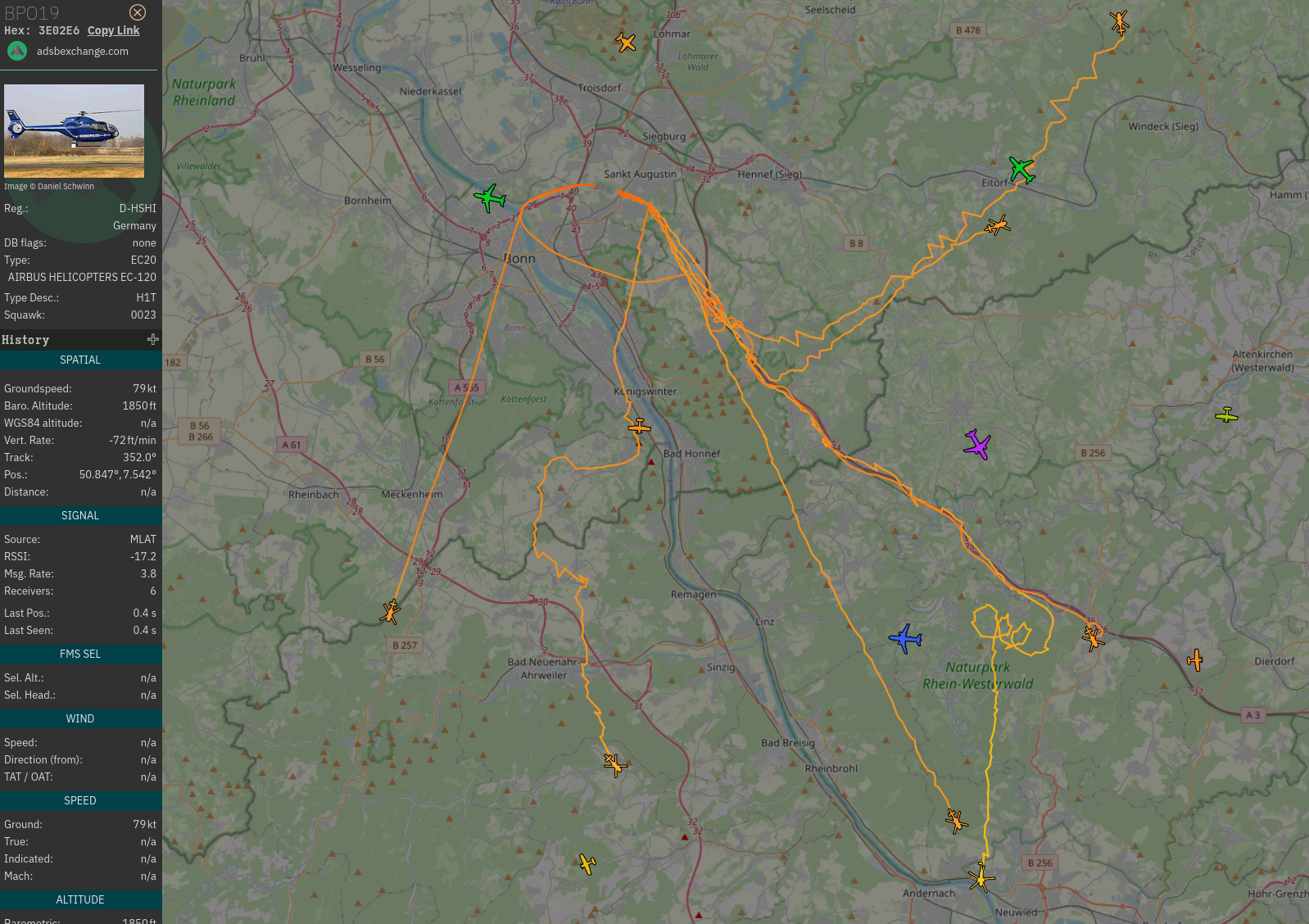 Ein Screenshot der flight-tracker Seite adbsexchange mit mehreren markierten Flug-Routen von Polizei-Helikoptern - alle im südlichen Bonner raum unterwegs.